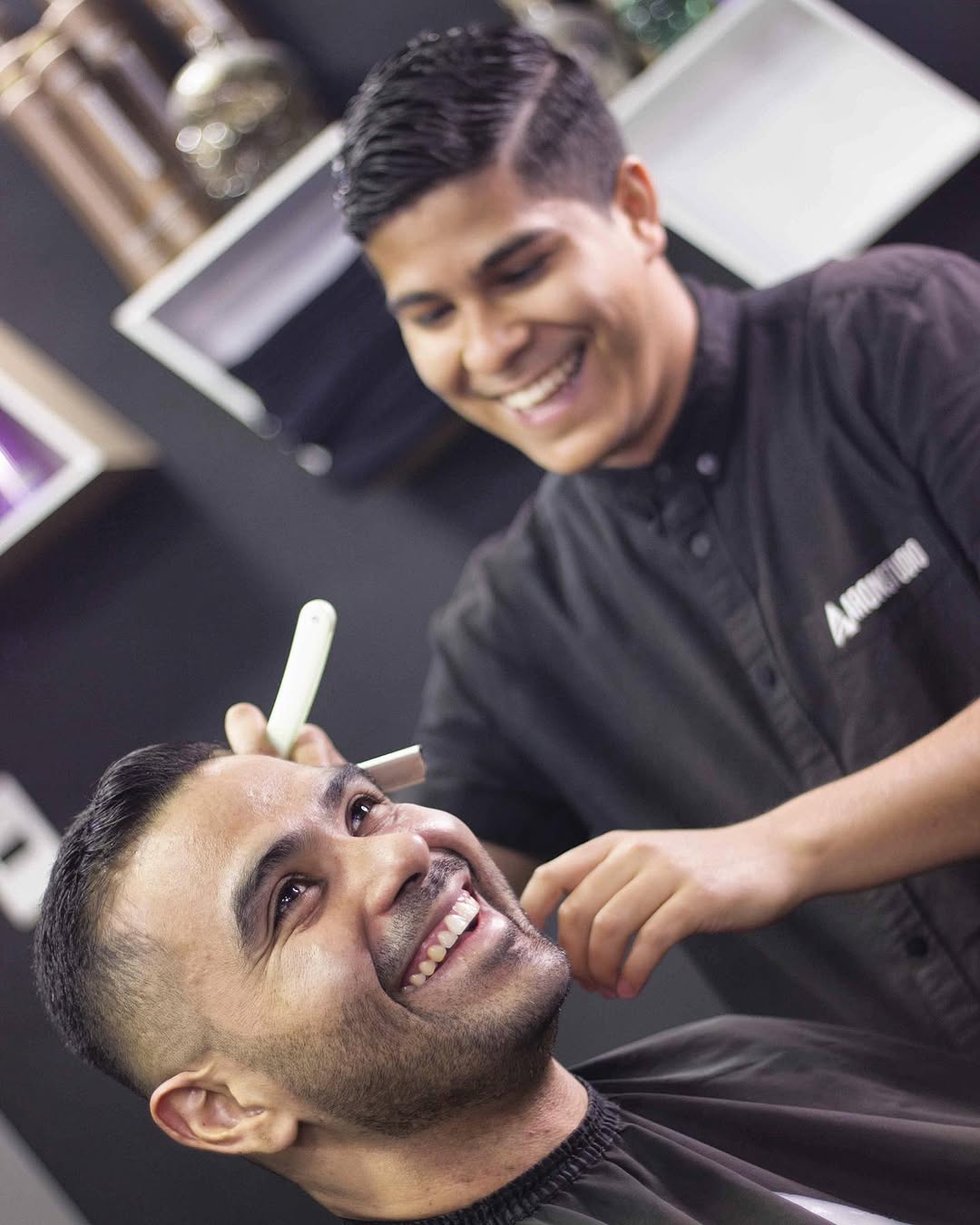 Interior elegante de barbería premium